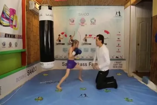Huit années jeune fille de la boxe impressionnante