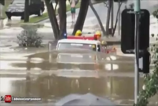 Camion de pompiers conduit à travers 11ft inondation