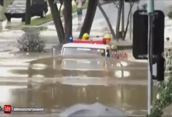 Camion de pompiers conduit à travers 11ft inondation