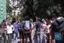 Etudiants bloquent la porte Sather pour protester contre la brutalité policière