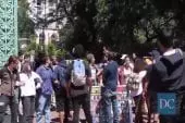 Etudiants bloquent la porte Sather pour protester contre la brutalité policière