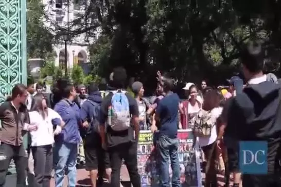 Etudiants bloquent la porte Sather pour protester contre la brutalité policière