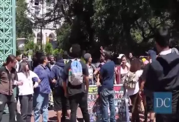 Etudiants bloquent la porte Sather pour protester contre la brutalité policière