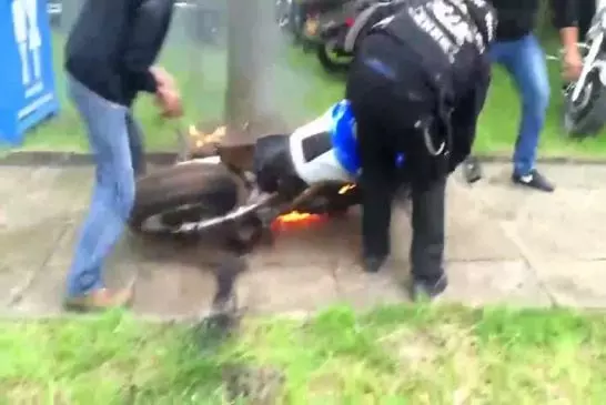 Régis fait un burn et brûle sa moto