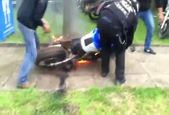 Régis fait un burn et brûle sa moto