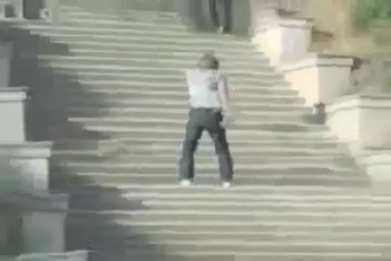 Une terrible chute d’escalier
