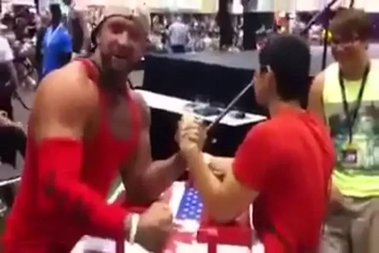 Il nargue son adversaire avec un selfie pendant un bras de fer