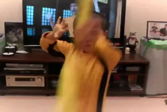 Jeune imite l’acteur Lixiaolong