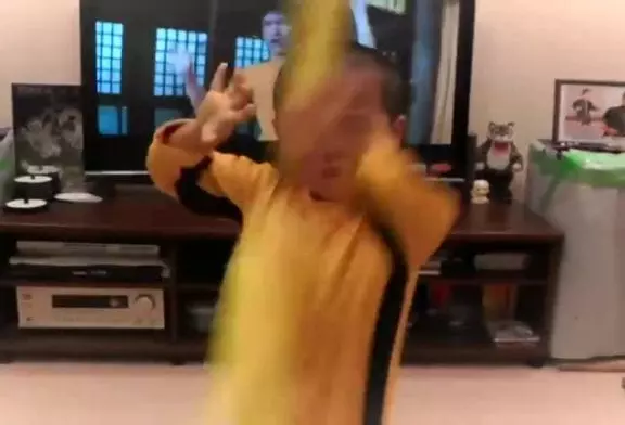 Jeune imite l’acteur Lixiaolong