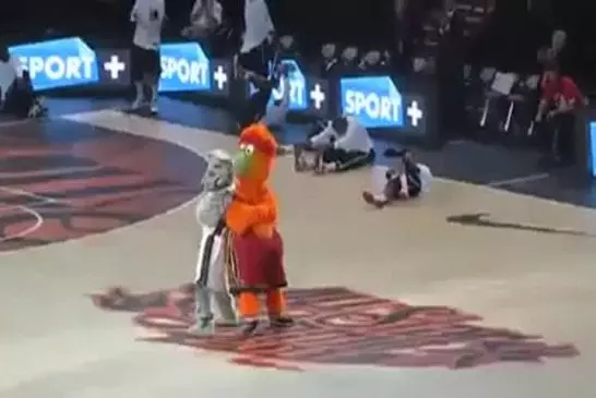 Combat de mascottes de Basket