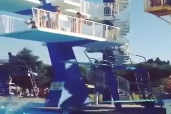 Ne jamais hésiter avant de sauter d'un plongeoir
