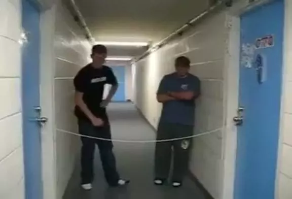 Le coup de la corde entre 2 portes