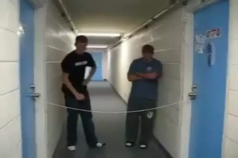 Le coup de la corde entre 2 portes