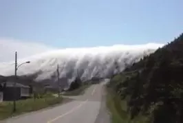 Un immense orage recouvre la montagne