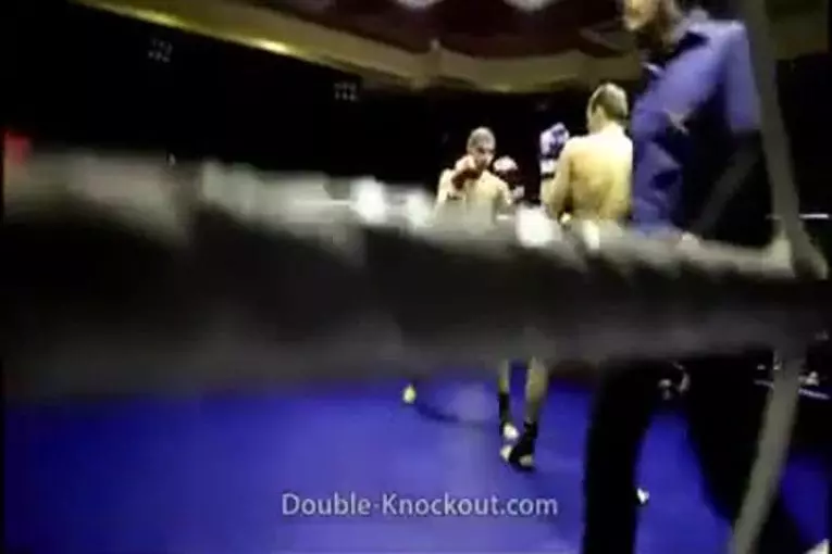 KO avec un kick retourné arrière