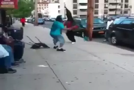 Combat de rue avec des chaises