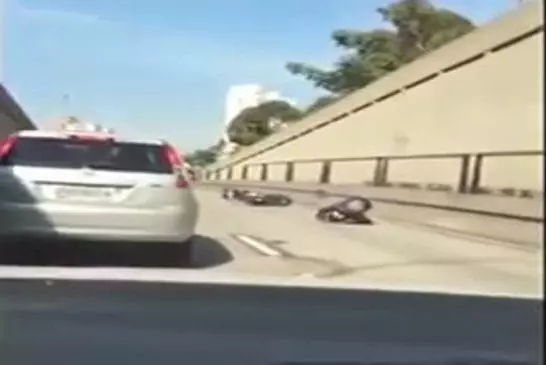 Motard tente de frapper une voiture et s'écrase au sol