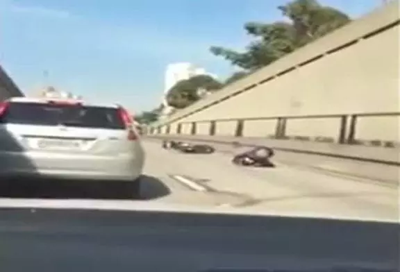 Motard tente de frapper une voiture et s'écrase au sol