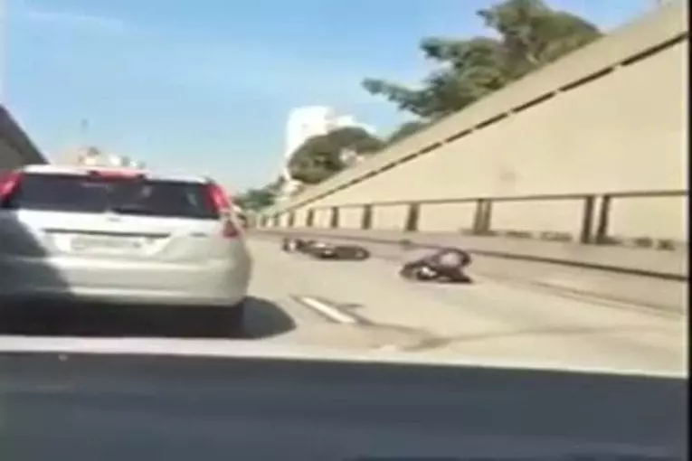 Motard tente de frapper une voiture et s'écrase au sol