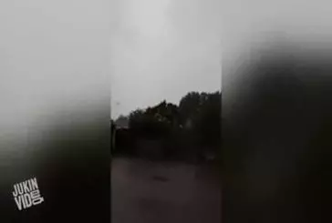Un éclair s'abat à quelques mètres d'un homme