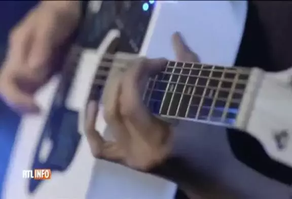 Ce guitariste joue de l’acoustique et de l’électronique en même temps