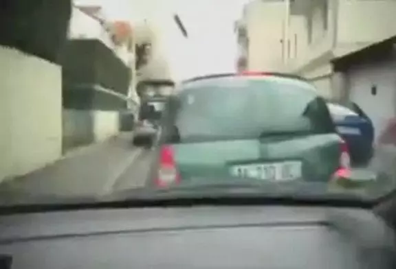 Mega gifle pour un automobiliste un peu trop pressé