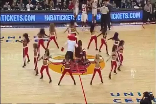 Une superbe surprise pour cette cheerleader