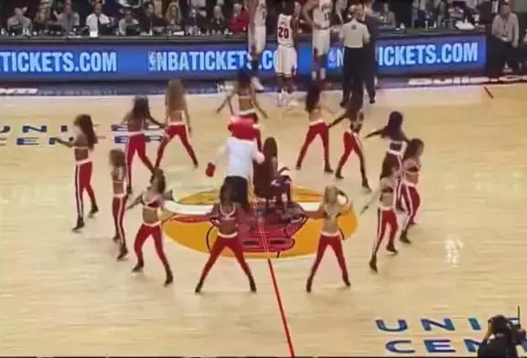 Une superbe surprise pour cette cheerleader