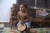 Il joue du djembé à 4 ans