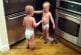 Deux bébés discutent dans la cuisine
