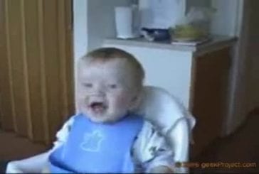 Un bébé qui est mort de rire