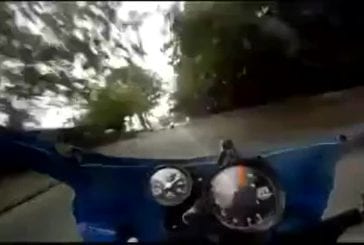 Lors d’une course , un motard passe à travers une énorme boule de feu !