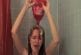 Une jeune fille se filme en prenant sa douche et se met du shampoing de manière sexy !