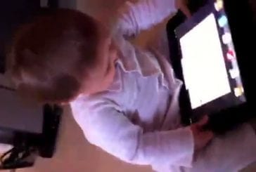 Un bébé nous montre la dérive que les nouvelles technologies provoquent !