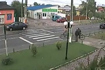Une caméra de surveillance filme un accident ou un cycliste frole la mort !