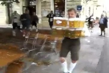 Au Pays-Bas , un serveur porte 20 bières d’un litre chacune !