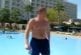 Un jeune homme bourré veut faire un bakflip dans une piscine de 30 cm..