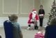 Le père Noel lache un enfant par terre !