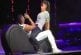 Usher et une fan faisant l’amour sur scène
