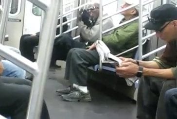 Ce gars lèche ses chaussures dans le métro