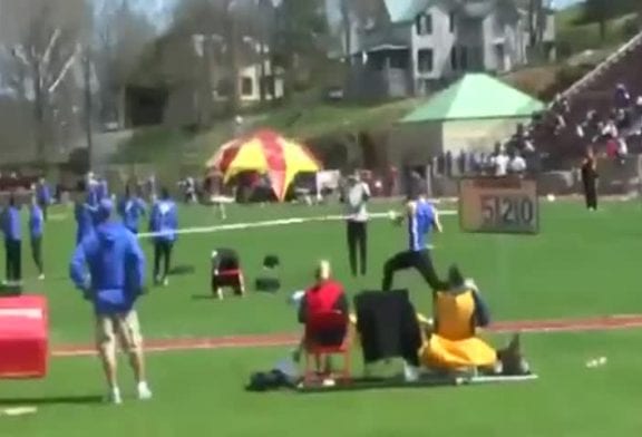 Cet athlète se plante une perche dans les boules