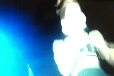 Madonna montre ses seins durant un concert