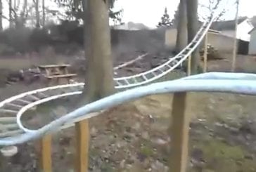 Roller coaster dans le jardin