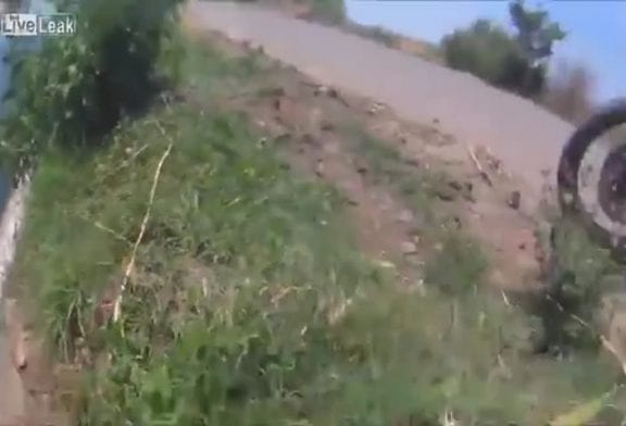 Sauver un veau durant un trek en moto