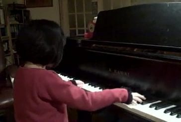 Elle joue du Bach au piano à 6 ans