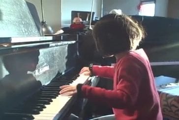 Une petite pianiste de 6 ans à peine