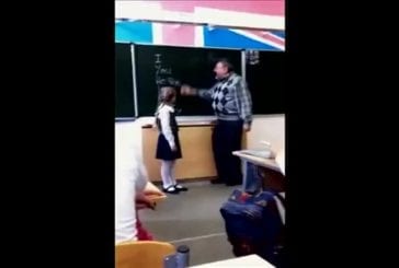 Un enseignant se prend un coup de pied dans les couilles