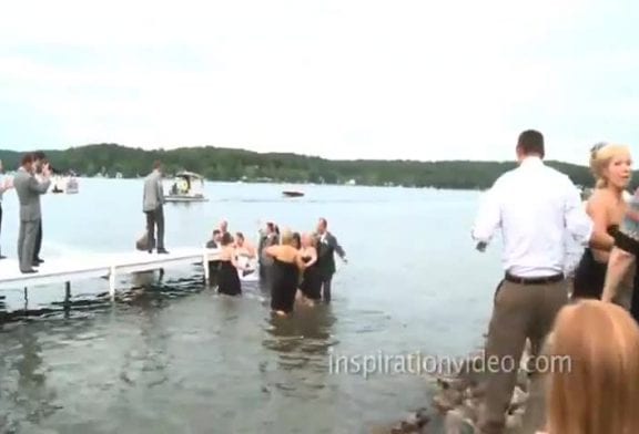 Fête de mariage tombe dans le lac