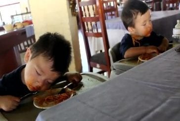 Des jumeaux s’endorment en mangeant
