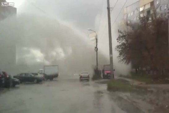 Gerbe d’eau sur la route